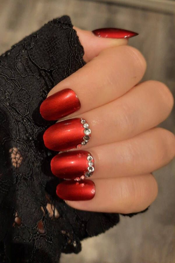 SD Press on Nails Plaknagels Gelnagels 20 stuks Handgemaakte Nagels Glitter Rood No. 130 Mrs. Claus Nepnagels Kort Rond Accessoires feestdagen Kerstcadeau voor haar Nagellijm Builder Gel Gellak Nagelstudio Rhinestones