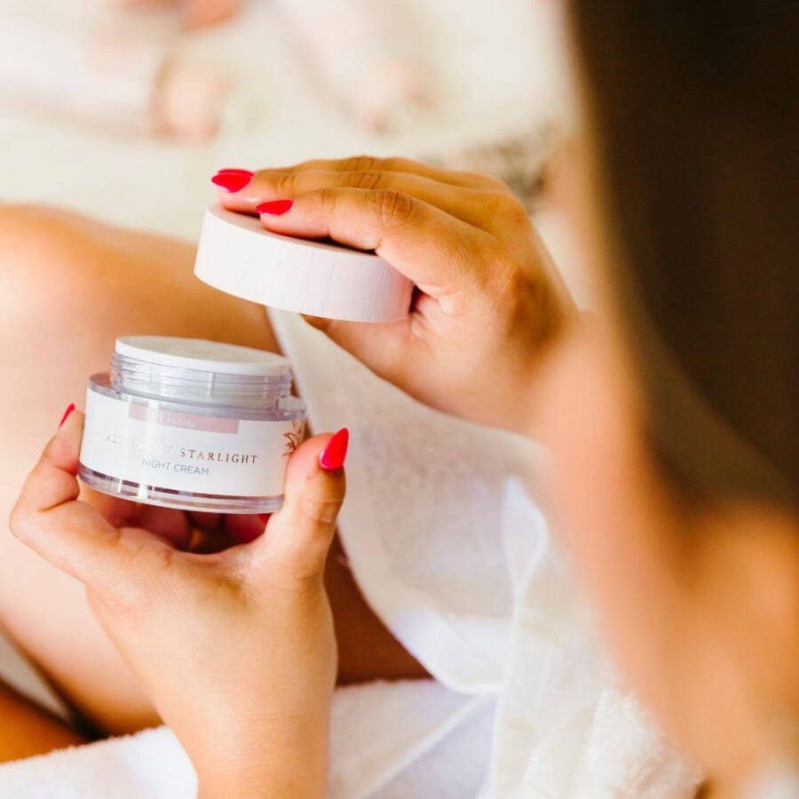 Self Natural Nachtcrème & Oogcrème in 1 50 ml 100% Natuurlijk & Vegan Anti-aging Geschikt voor de gevoelige huid Ontdek het beste van de natuur met optimale resultaten voor je huid. Meer dan 10.000 tevreden klanten gingen je voor