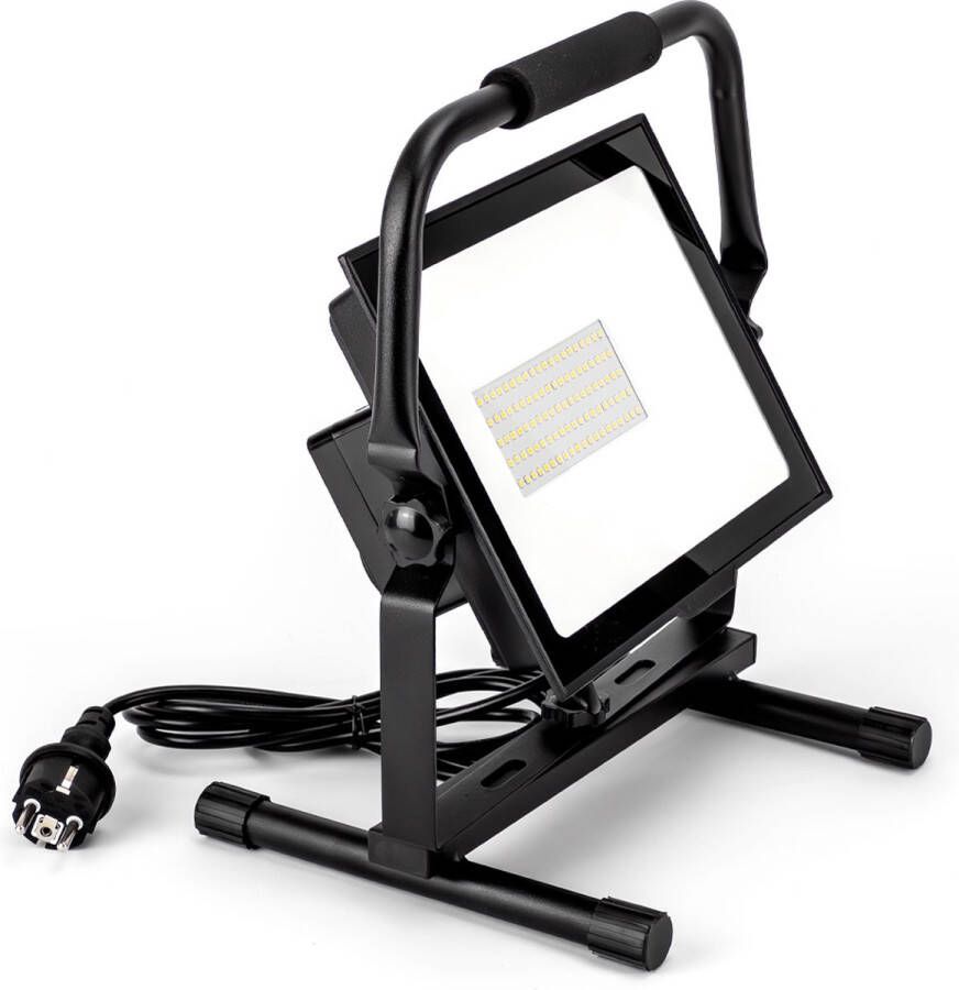 Solistech LED Breedstraler 50W met 2 Stopcontacten IP65-IP54 Waterbestendig Standaard & Handvat Kantelbaar -Bouwlamp tuinlamp Zeer energiezuinig