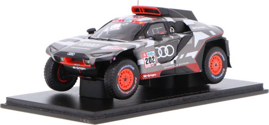 Spark Models Het 1:43 Diecast-model van de Audi Q E-Tron RS Team Audi Sport #202 van de Dakar Rally van 2022. De coureurs waren C. Sainz en L. Cruz. De fabrikant van het schaalmodel is Spark. Dit model is alleen online verkrijgbaar