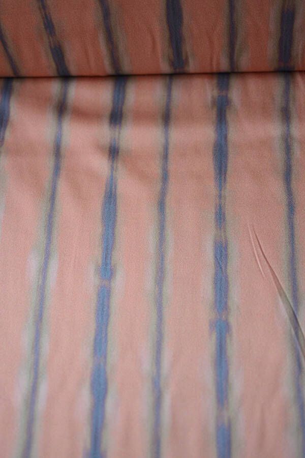 Stoffen Satijn viscose roze met blauwe strepen 1 meter mode voor naaien boetiek