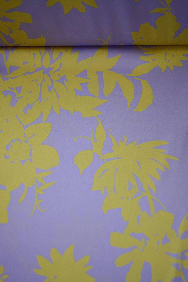 Stoffenboetiek Satijn lila met gele bloemen met stretch 1 meter modestoffen voor naaien stoffen