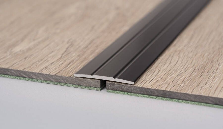 Storax Zelfklevend dorpelprofiel overgangsprofiel kleur zwart RAL 9005 38 mm breedte hoogte 2 5 mm lengte 3 meter