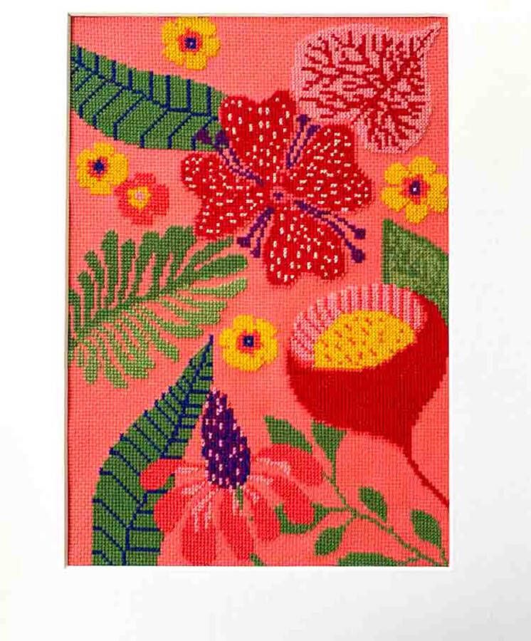 Studio Koekoek Zomerbloemen op koraal gekleurde Aida stof inclusief DMC borduurgaren gemaakt in Amsterdam