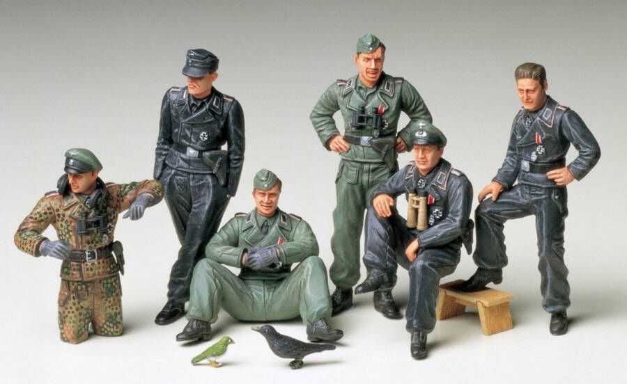 Tamiya German Tank Crew at Rest + Ammo by Mig lijm