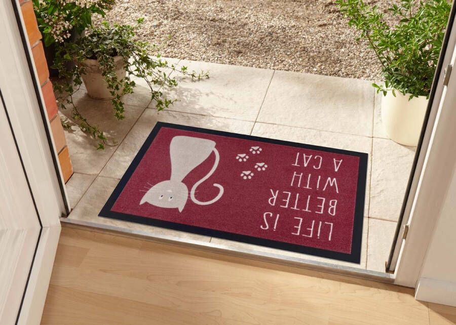 Tapeso Deurmat Life is better with a cat rood beige 45x75 cm