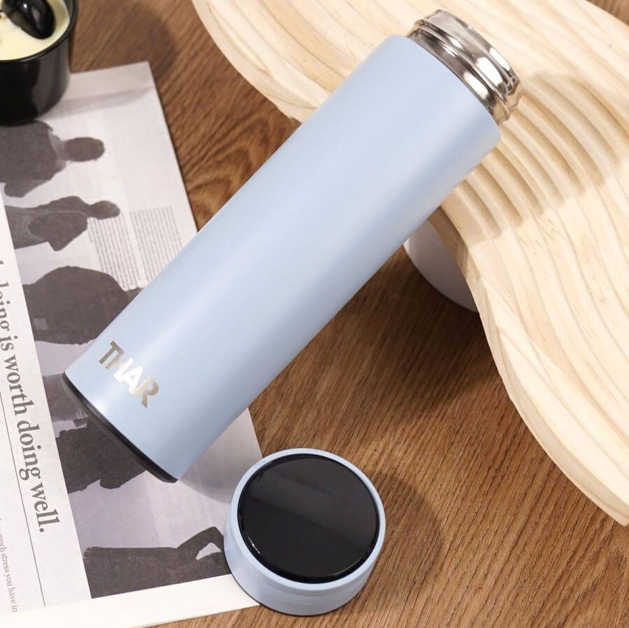 THAR Slimme Thermosfles – Lichtblauw – 0 5 Liter – LCD temperatuur Display – Dubbelwandige Thermosfles – Thermosbeker – Koffiebeker – Isoleerfles – Drinkflessen – Travel Mug RVS