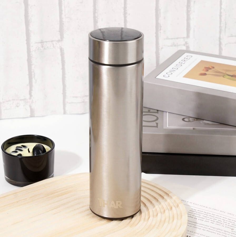 THAR Slimme Thermosfles – Zilver – 0 5 Liter – LCD temperatuur Display – Dubbelwandige Thermosfles – Thermosbeker – Koffiebeker – Isoleerfles – Drinkflessen – Travel Mug RVS
