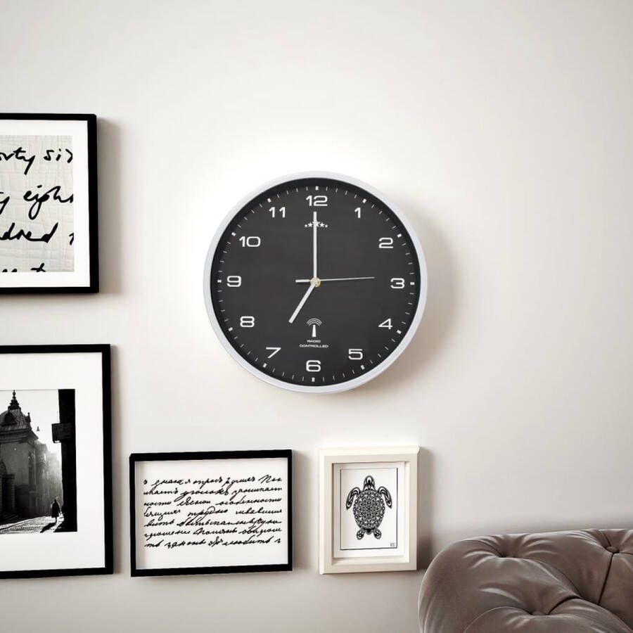 The Living Store Radiogestuurde Muurklok 31 cm Zilver zwart wijzerplaat PP en glas