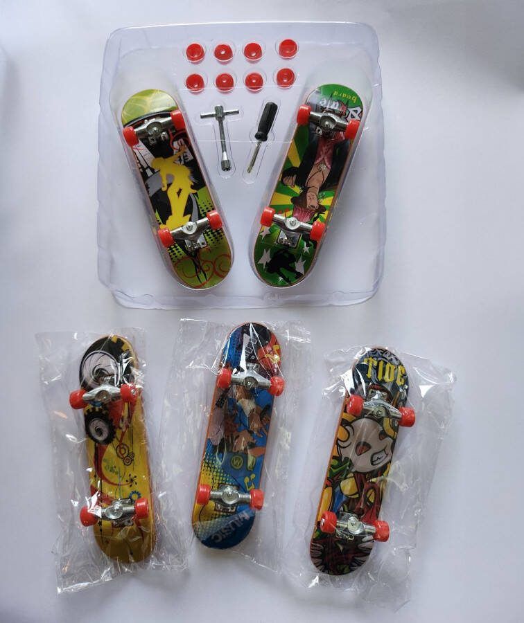 The Twiddlers Fingerboard 5 stuks met accessoires Uitdeelcadeau Mini Skateboard Vinger Skateboard