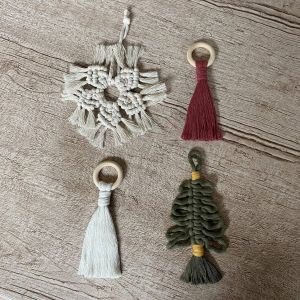 TheOldOmen Kersthangers | Kerstpakket | Set van 4 stuks | Macramé | Kerstversiering | Kerstboom | Sneeuwvlokjes | Tassels | Hangers | Wandversiering | Versiering | Kerst | Kerstmis | Decoratie | Kerstdecoratie | Kerst 2021 | |