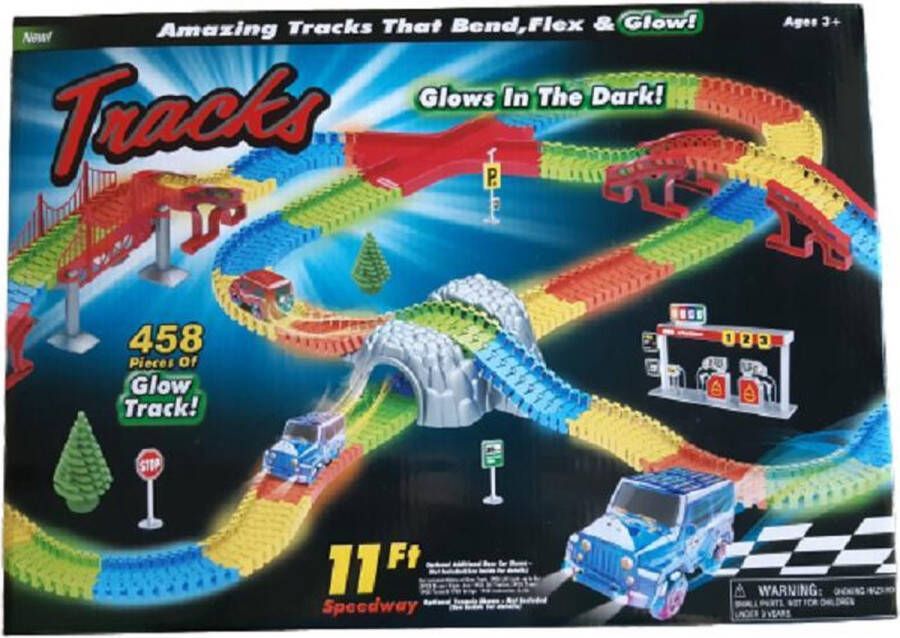 Tracks 492-Delige Spectaculaire Magic Pad Flexibele Speelgoed Auto Racebaan met 2 Verlichte Auto's Autobaan Glow In The Dark Autobahn AutoRacebaan Inclusief een Brug Tunnel Kruispunt 3 Verkeerspalen 2 Bomen en een Tankstation