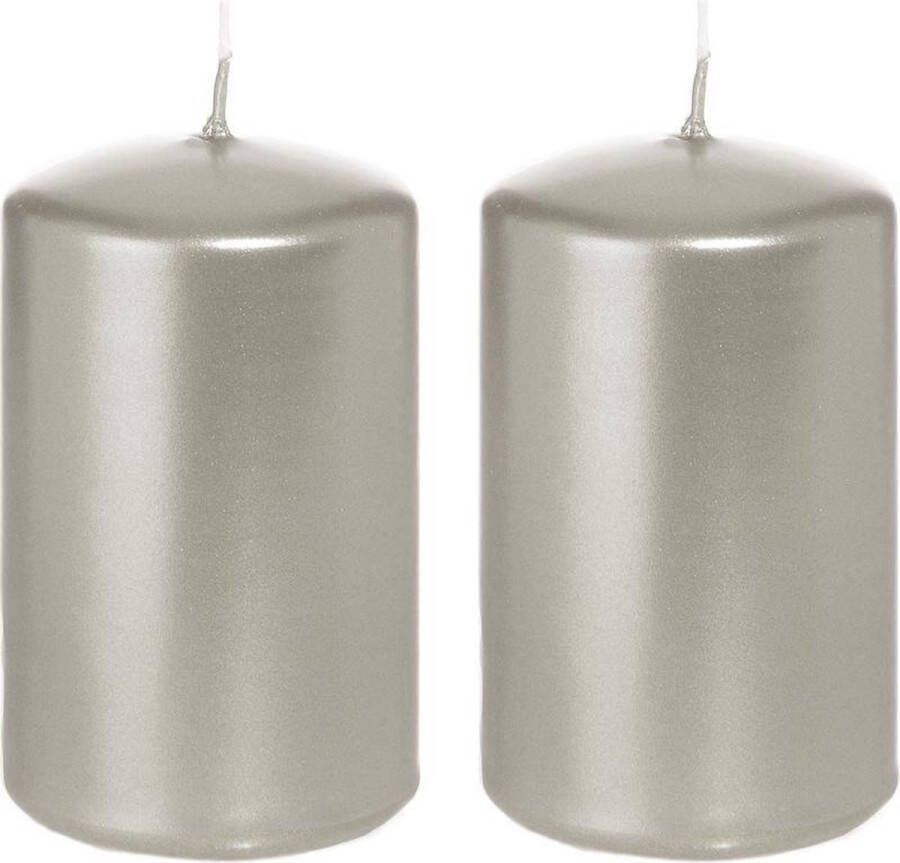 Trend Candles 2x Zilveren cilinderkaarsen stompkaarsen 5 x 8 cm 18 branduren Geurloze zilverkleurige kaarsen Woondecoraties
