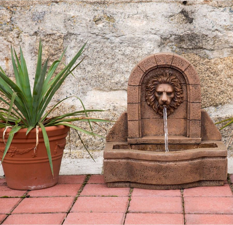 Trend24 Tuinfontein Fontein Waterfontein Waterornament Leeuwenkop Weerbestendig Geen wateraansluiting nodig Voor binnen en buitengebruik 11.8 kg Polyresin Koperkleurig 50 x 29 x 54 cm