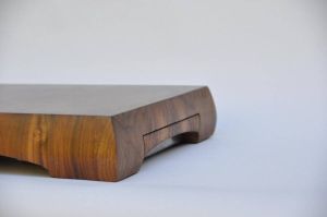 UHMA Kitchen Gear Exclusieve handgemaakte snijplank. Duurzaam ontworpen en van kops notenhout. 48 cm lang met container.
