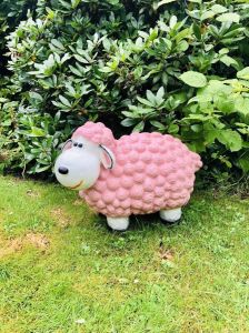 Van Den Broeck Kenny Licht roze schaap wol 45 cm hoog polyester polyresin polystone sheep- hoogkwalitatieve kunststof decoratiefiguur interieur accessoire voor binnen cadeau geschenk tuinfiguur tuinbeeldje tuindecoratie