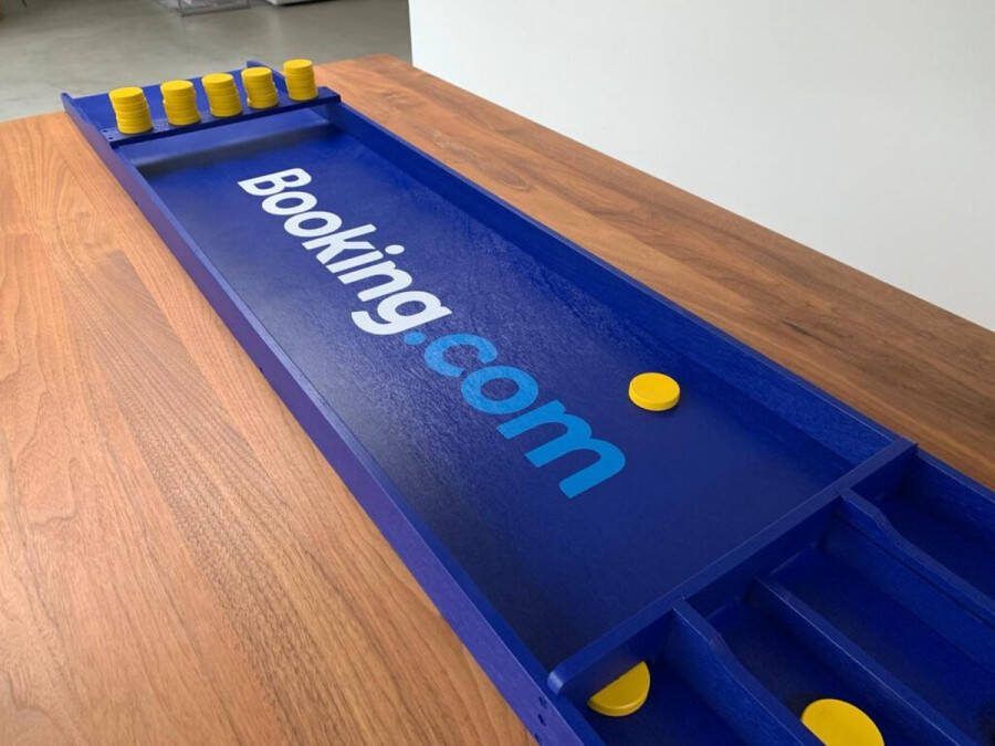 Vandenbossportief Gepersonaliseerde Sjoelbak 200cm Wedstrijdsjoelbak Inclusief 30 sjoelstenen Te personaliseren Kies nu voor jouw kado: Logo Uiting en meer op de brug speelveld stenen van de sjoelbak-volledig in jouw kleur gespoten