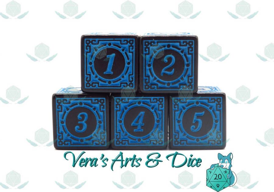 Vera's Arts & Dice 5D6s Ancient Blue Polyset Dice Dobbelstenen Set Van 5 Stuks Zwart met Blauw Ornamenten en Cijfers D&D en Rollenspellen Plastic Dobbelstenen Set voor Dungeons and Dragons Dice Set Zwarte Velvet Dice Bag