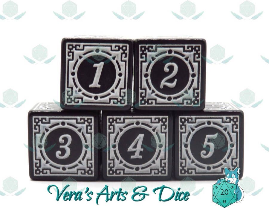 Vera's Arts & Dice 5D6s Ancient White Polyset Dice Dobbelstenen Set Van 5 Stuks Zwart met Wit Ornamenten en Cijfers D&D en Rollenspellen Plastic Dobbelstenen Set voor Dungeons and Dragons Dice Set Zwarte Velvet Dice Bag