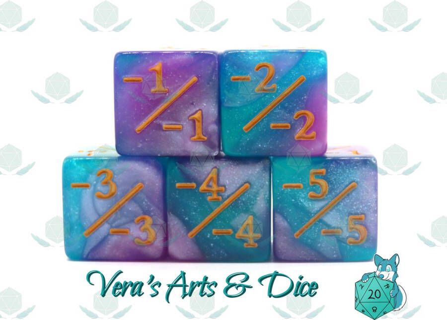 Vera's Arts & Dice 5D6s Counter Dice Butterfly Bush Dice Dobbelstenen Set Van 5 Stuks Parelmoer Blauw en Paars met -1 -2 -3 -4 -5 en -6 in Goud D&D en Rollenspellen Plastic Dobbelstenen Set Dungeons and Dragons Dice Set Zwarte Velvet Dice Bag