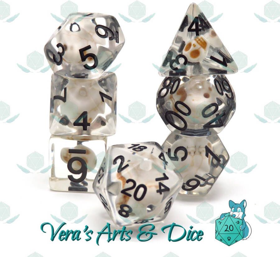 Vera's Arts & Dice Human Skulls Polyset Dice Dobbelstenen Set Van 7 Stuks Transparant met Kleine Witte Schedels en Zwarte Cijfers Polydice D&D Rollenspellen Plastic Dobbelstenen Set voor Dungeons and Dragons Polyhedral Dice Set Zwarte Velvet Dice Bag