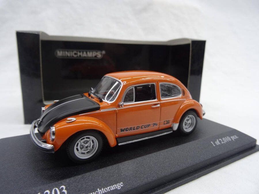 MINICHAMPS De 1:43 Diecast Modelcar van de Volkswagen 1303 van 1974 World Cup in Oranje. Dit schaalmodel is beperkt door 2010pcs. De fabrikant is .Dit model is alleen online beschikbaar