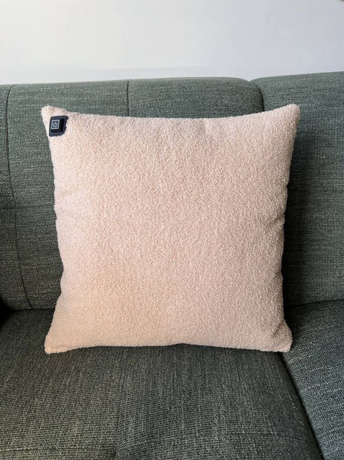 Warmpi Draadloos Warmtekussen incl. Powerbank (10.000mah) Teddy Beige Het elektrisch verwarmde kussen heeft ook kabel van 3m voor opwarming via stopcontact of USB Poort 3 warmte standen Afmeting 45x45 cm Zachte Teddy Bouclé vacht