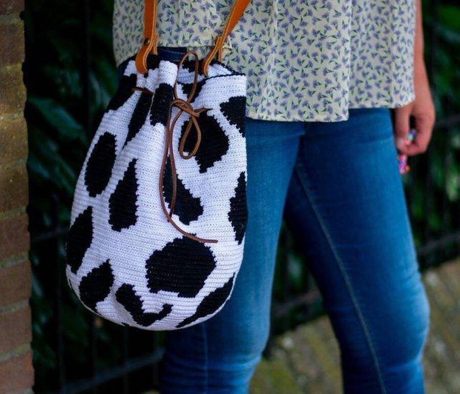 Wolcafé Haakpakket Mochila tasje koeienprint gehaakt hengsel
