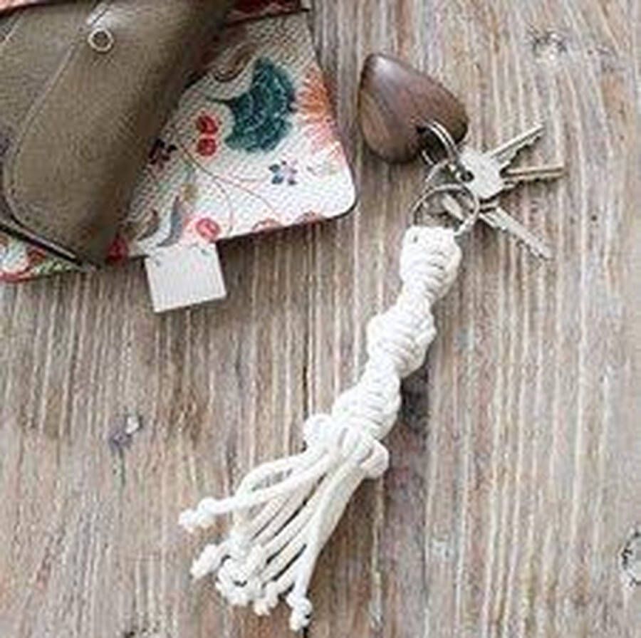 Wolcafé Macramé pakket sleutelhanger draaiknoop macramé