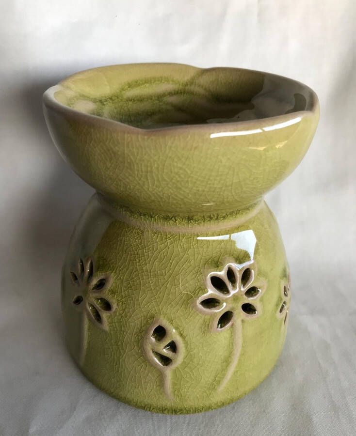 Zhu Aromabrander voor geurolie of wax smelt. Oliebrander in groen keramiek met uitgesned（Met de hand gemaakt）bloemen 10x11cm