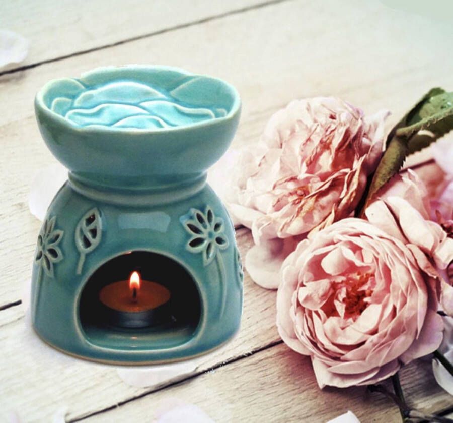 Zhu Aromabrander voor geurolie of wax smelt. Oliebrander in lichtblauw keramiek met uitgesned（Met de hand gemaakt） bloemen 10x11cm