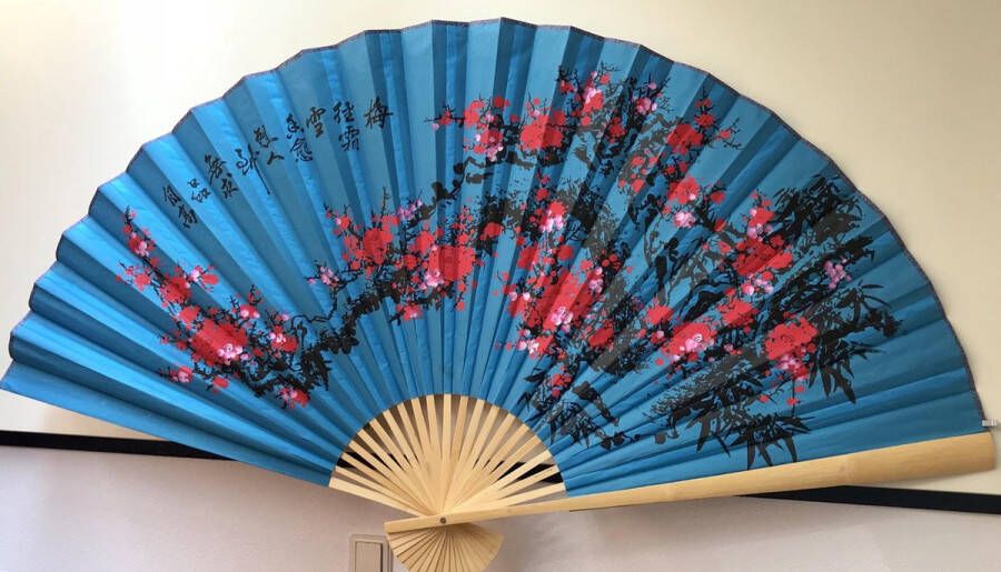 Zhu Bloesem met blauwe achtergrond Chinese waaier met bamboe latjes groot model .(Wanddecoratie) Spanwijdte:160 x 90 cm.(Ingeklapt 90 cm)Het met de hand geschilderde patroon is op het doek en vervolgens op het papier geplakt.