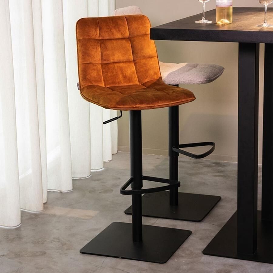 LABEL51 | Barkruk Juul Oker Velours Gaslift | Zitmeubels eetkamer | Barstoel