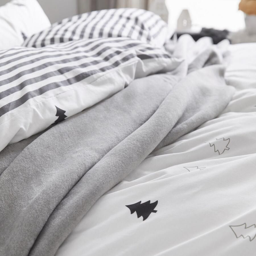 Andas Deken Greta in reversible-look met afgehechte siersteek knuffeldeken