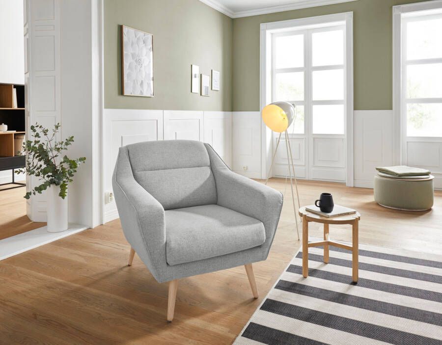 Andas Fauteuil Bille met naad in het rugkussen en eikenhouten poten design by morten georgsen