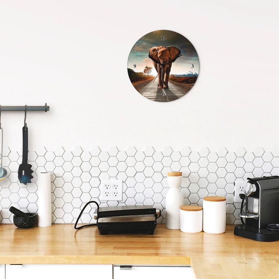 Artland Wandklok Een olifant loopt op de weg