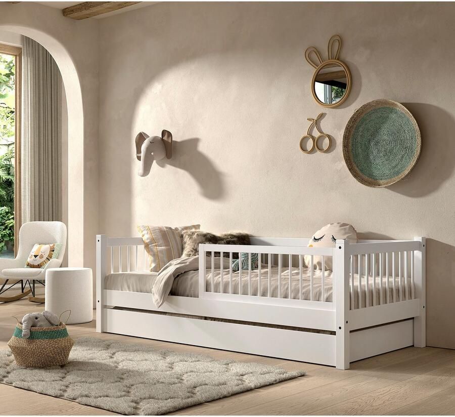 Home affaire Slaapbank Forrest 90 200 van massief beukenhout stevig gebouwd wit gelakt met spijlenrand valbeveiliging aan de voorkant zonder of met bedlade