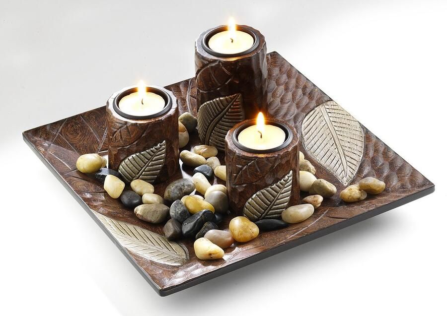 Decoratieve schaal met twee houten kandelaars