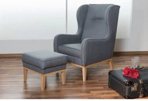 Max Winzer Oorfauteuil Anthony met rondom aangebrachte houten sokkel & opstaande naad