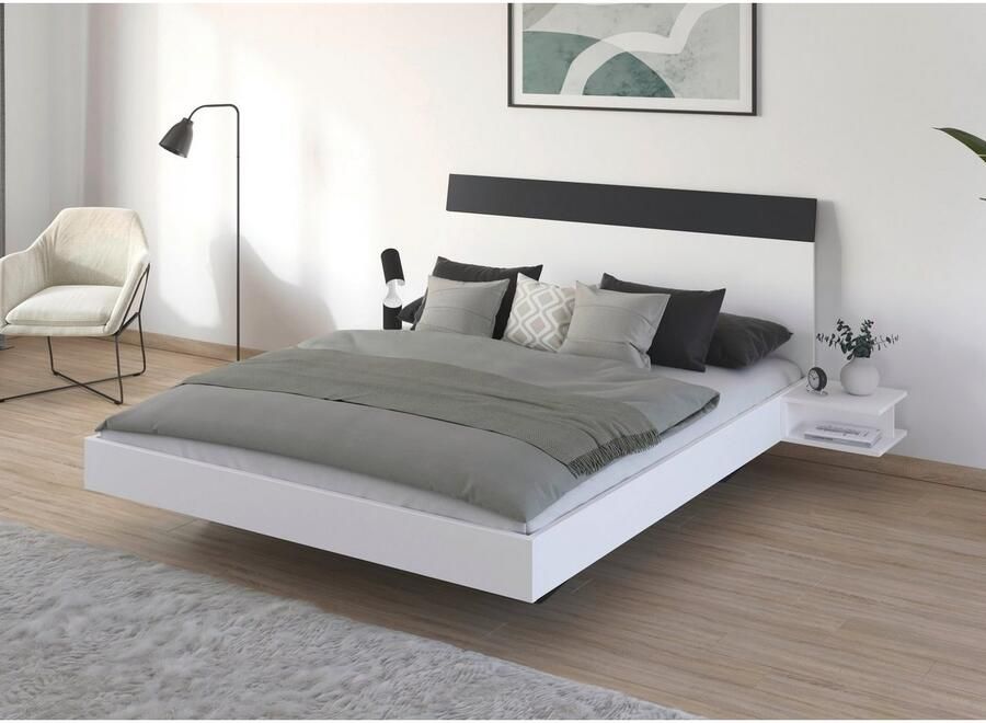 Rauch Ledikant Monza in zwevend uiterlijk en hoog hoofdeinde met 2 nachtkastjes