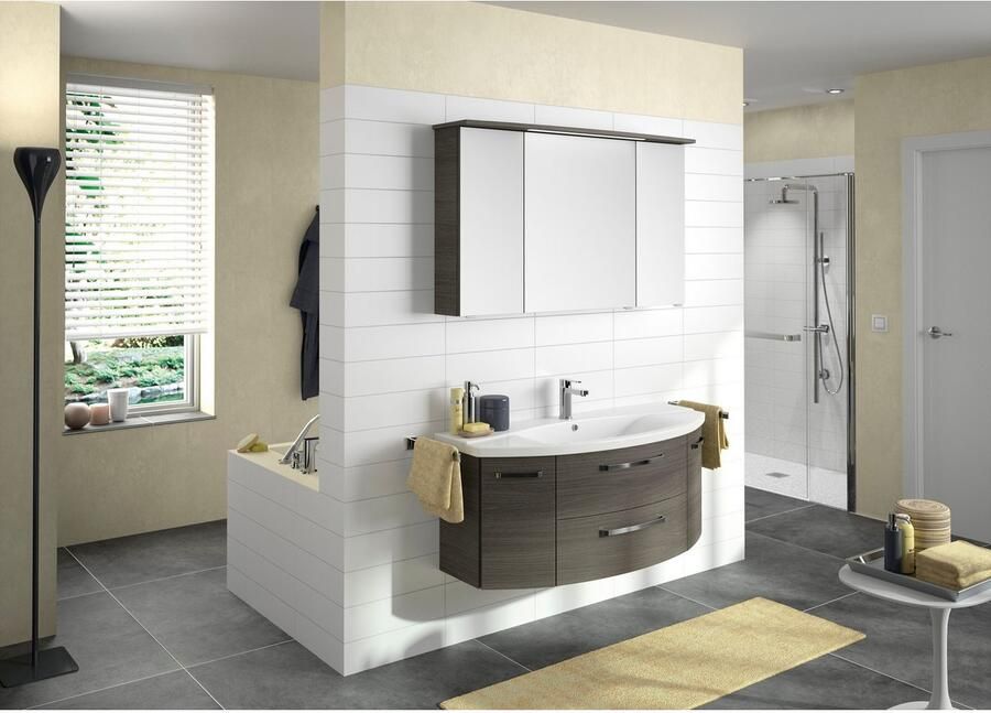 Saphir Badkamerspiegelkast Serie 4010 badkamer spiegelkast incl. LED-verlichting in krans Badkast 122 cm breed 3 deuren 6 glazen legplanken incl. deurdemper