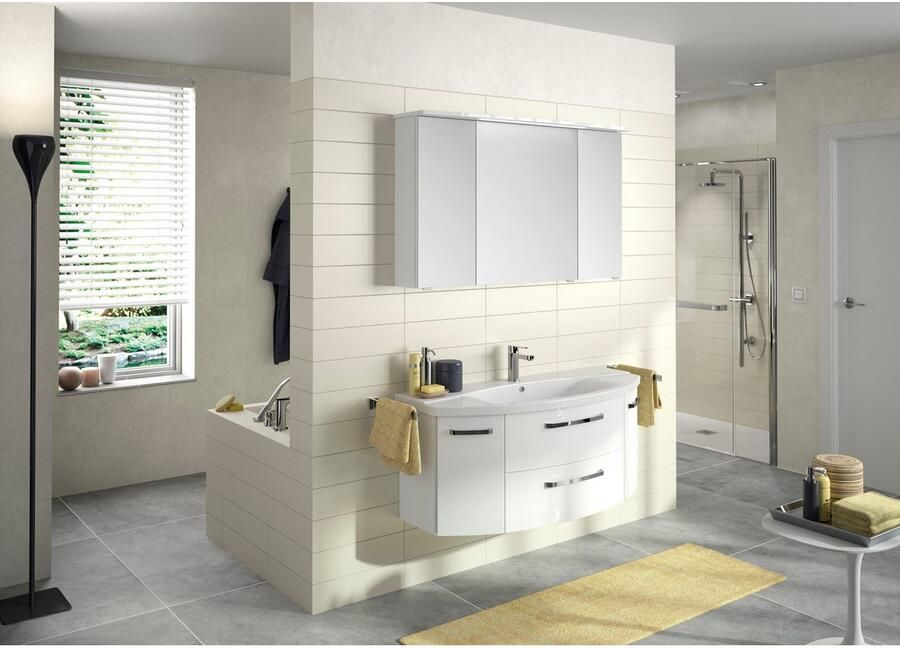 Saphir Badkamerspiegelkast Serie 4010 badkamer spiegelkast incl. LED-verlichting in krans Badkast 122 cm breed 3 deuren 6 glazen legplanken incl. deurdemper