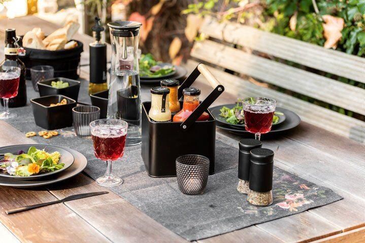 Wenko Keukengereimand Baco Black Outdoor Kitchen-accessoire robuuste draagmand van gepoedercoat zwart metaal met flexibele houten handgreep ideaal voor het vervoeren van sauzen 18 × 25 5 × 15 cm