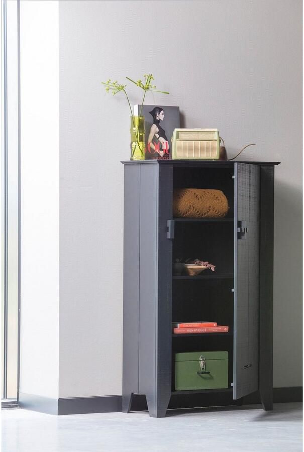 WOOOD | Gijs Boerenkast Bezaagd Grenen Zwart | Woonkamer meubels | BergkastKast