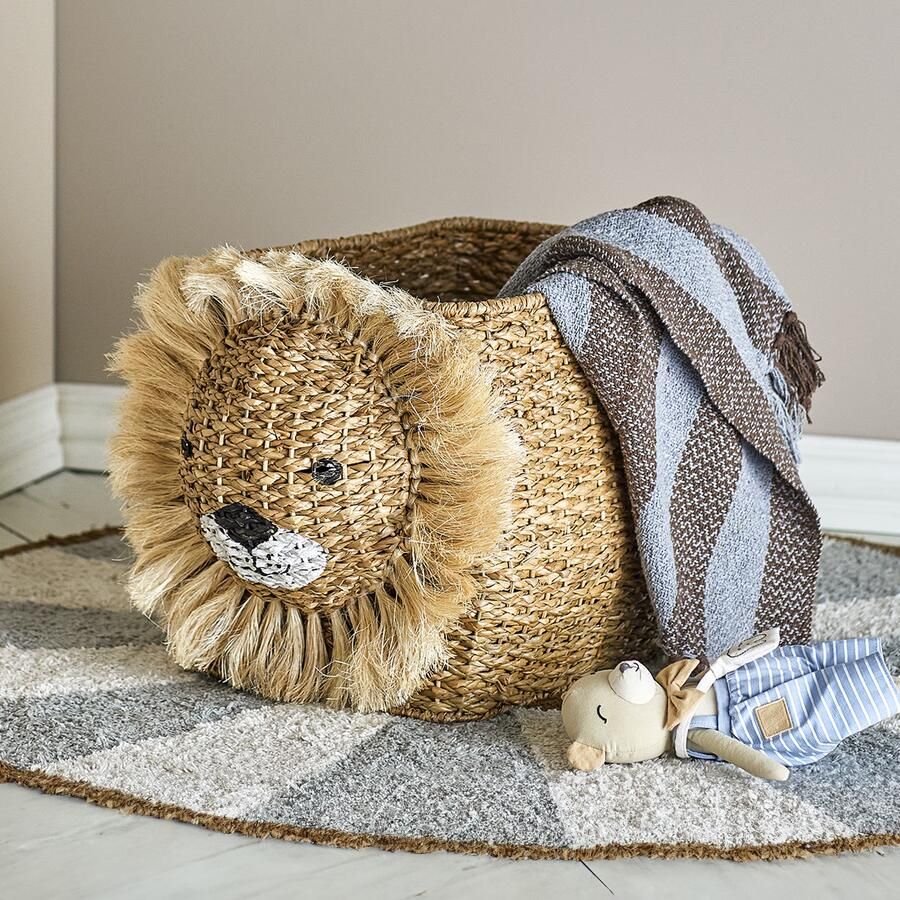 Bloomingville mini Harrison Mand | mand opberger decoratief praktisch Bankuan gras jungle leeuwenkop avonturier jongen meisje stoer kinderkamer blikvanger babyshower kraamcadeau