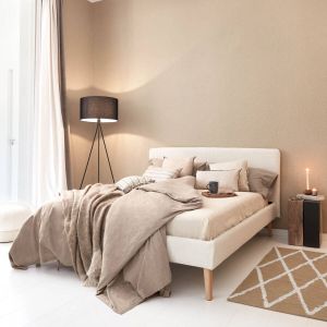 Kave Home Dyla bed in witte fleece met massief beukenhouten poten voor een matras van 160 x 200 cm