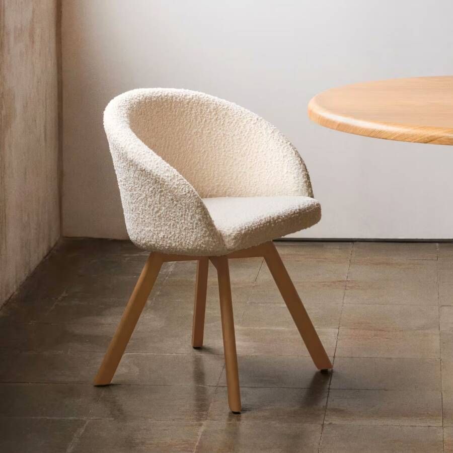 Kave Home Marvin-draaistoel met witte boucle en massief beukenhouten