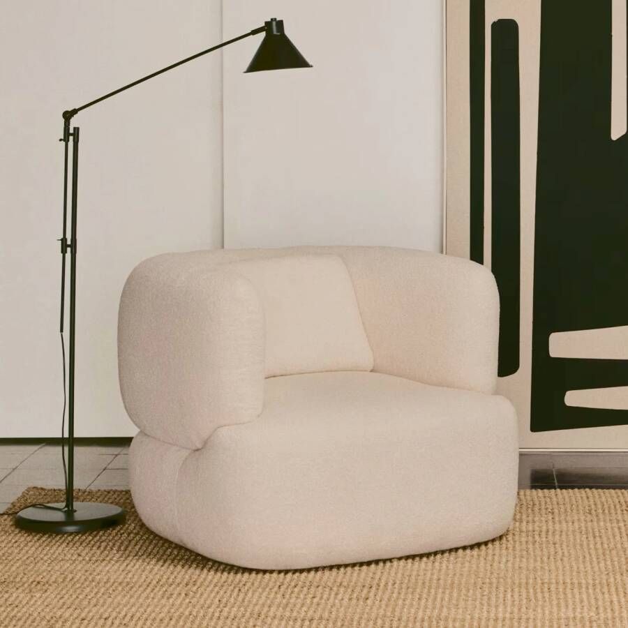 Kave Home Martina draaistoel van gebroken witte boucle met kussen