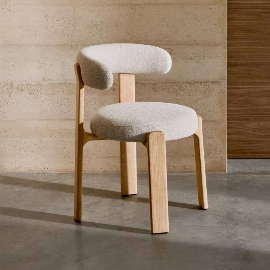 Kave Home Eetkamerstoel Granite Chenille en essenhout Beige Naturel