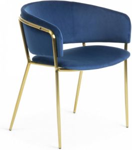 Kave Home Stoel Runnie met fluweel blauw en stalen poten met een goudkleurige afwerking